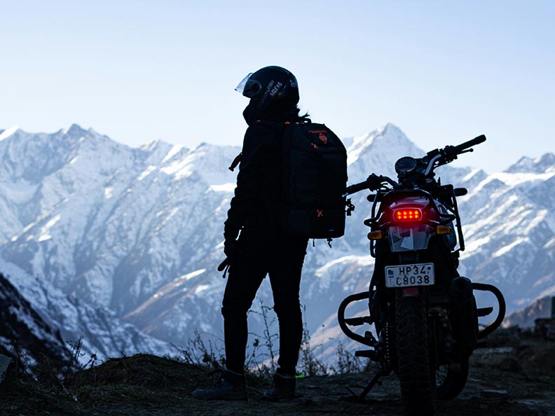Motorradfahrer in den Bergen