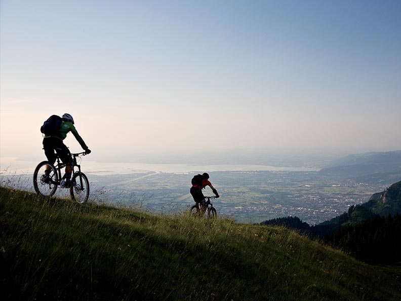 Radfahren in Vorarlberg – hohe Kugel mit Blick auf den Bodensee