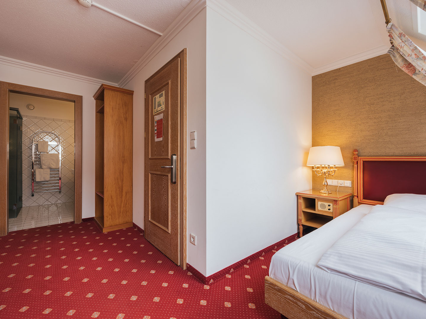 Hotel Bären – Einzelzimmer Superior – Raumübersicht mit Eingang, Bett und Bad