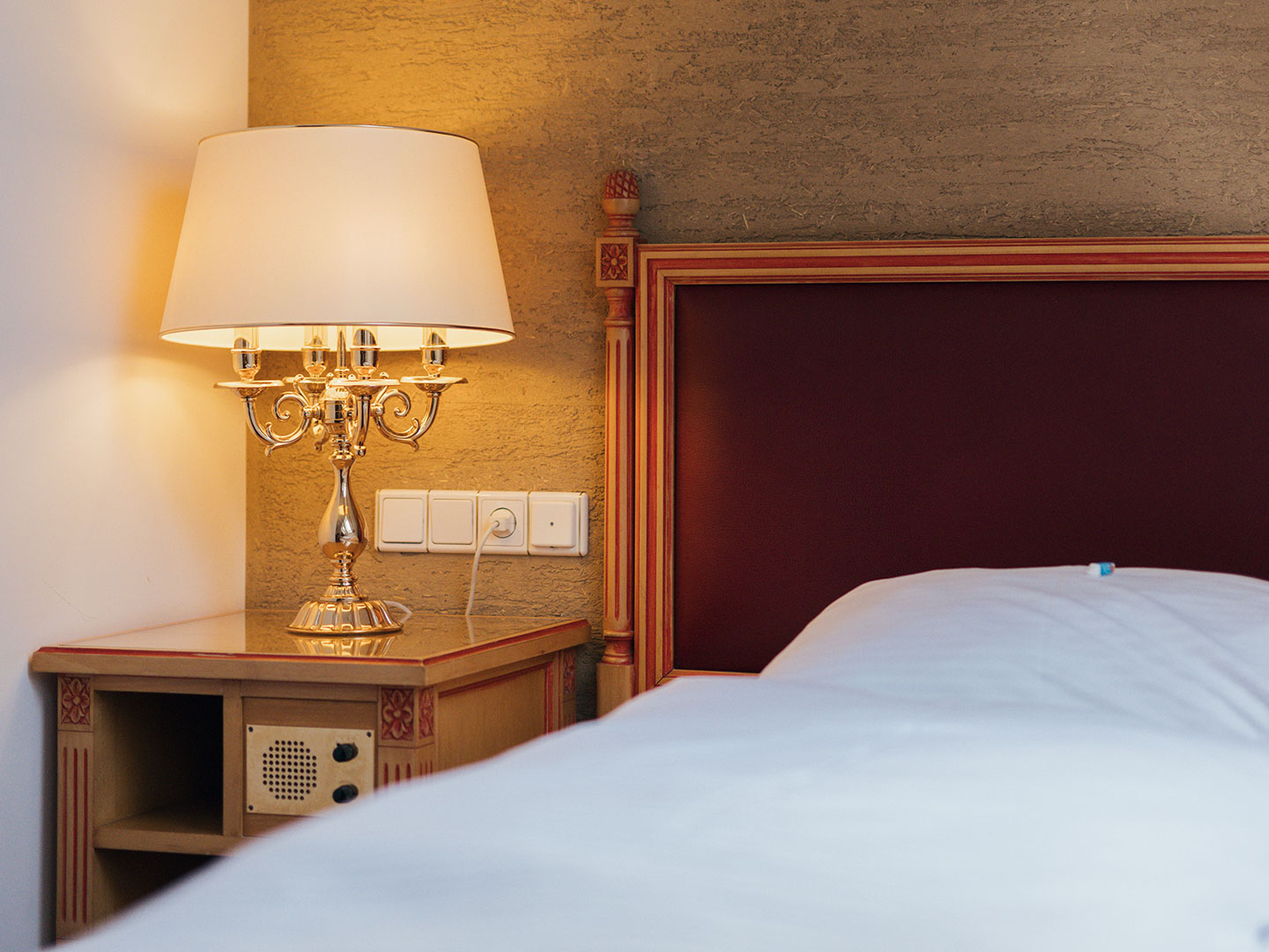 Hotel Bären – Einzelzimmer Superior – edle Nachttischlampe und Bettdetailansicht