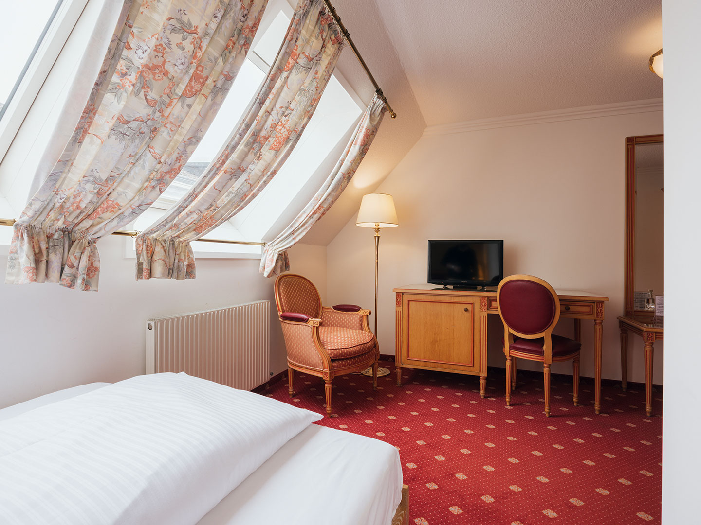 Hotel Bären – Einzelzimmer Superior – Schreibtisch, Fernseher und Lesestuhl mit Stehlampe