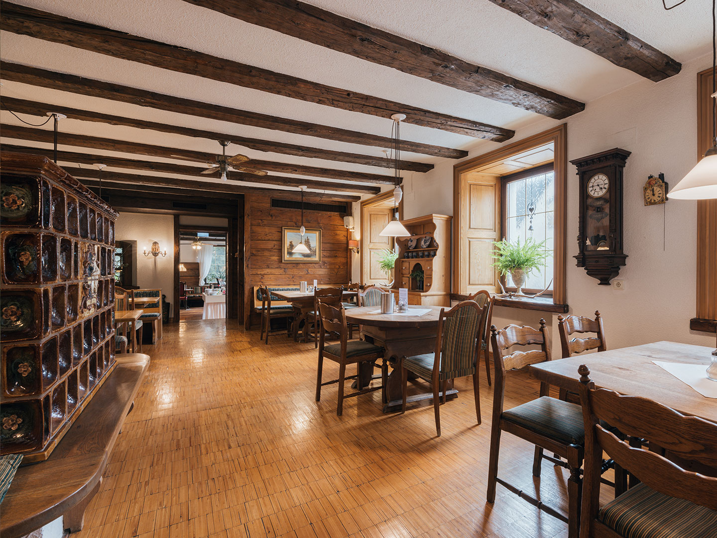 Frühstücksraum mit Holzbalkendecke und Kachelofen im Hotel Bären Feldkirch