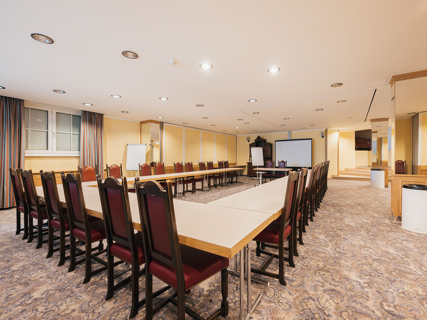 Seminarraum im Hotel Bären Feldkirch mit Flipchart, Leinwand, Beamer und Lautsprechern