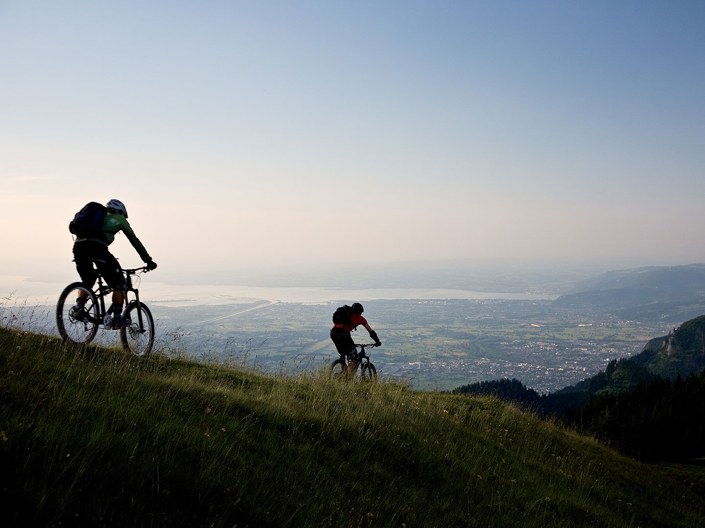 Mountainbiker mit Blick über die Berge bis zum Bodensee