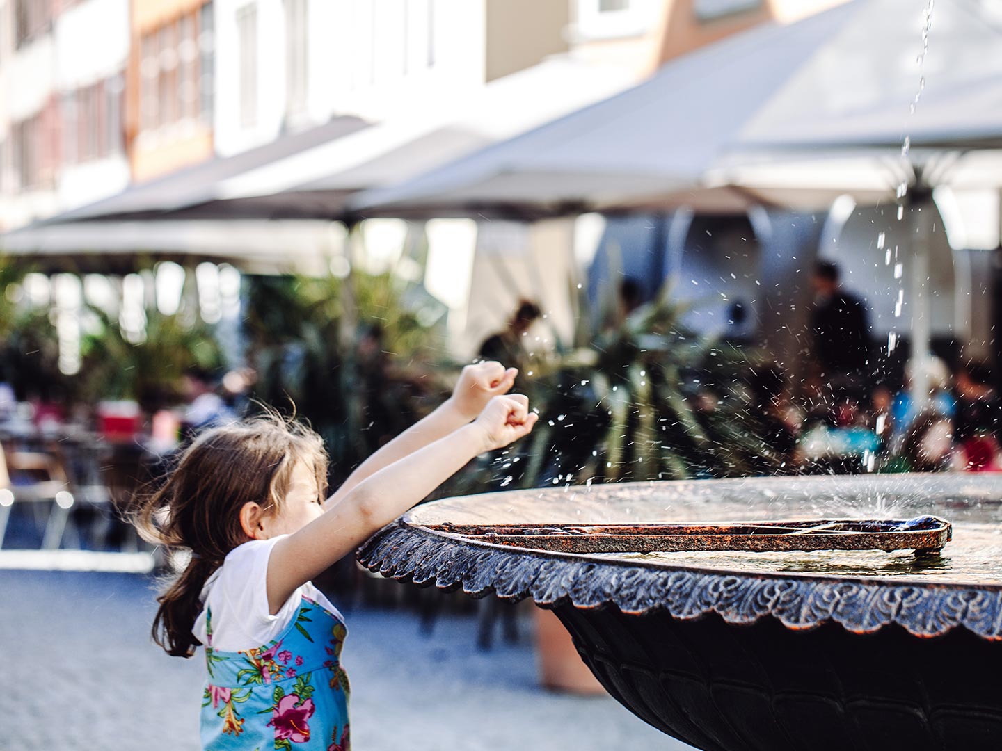 Kind beim Brunnen in der Marktgasse von Feldkirch