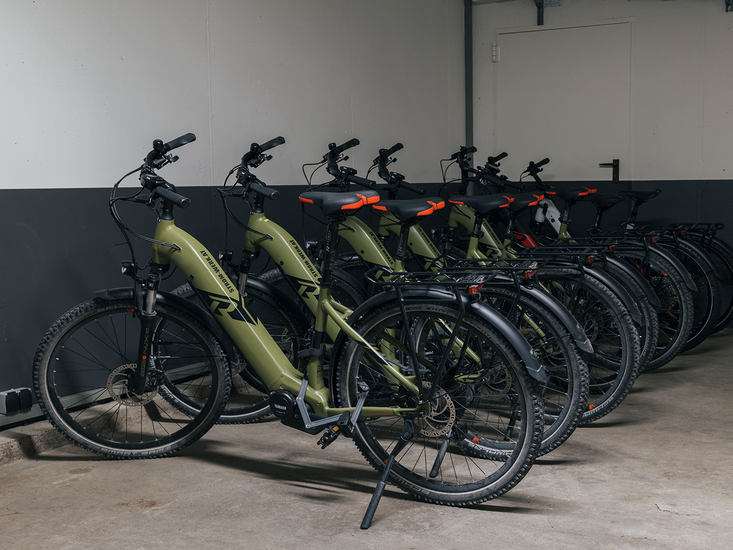 E-Bikes des Hotel Bären im absperrbaren Fahrradraum