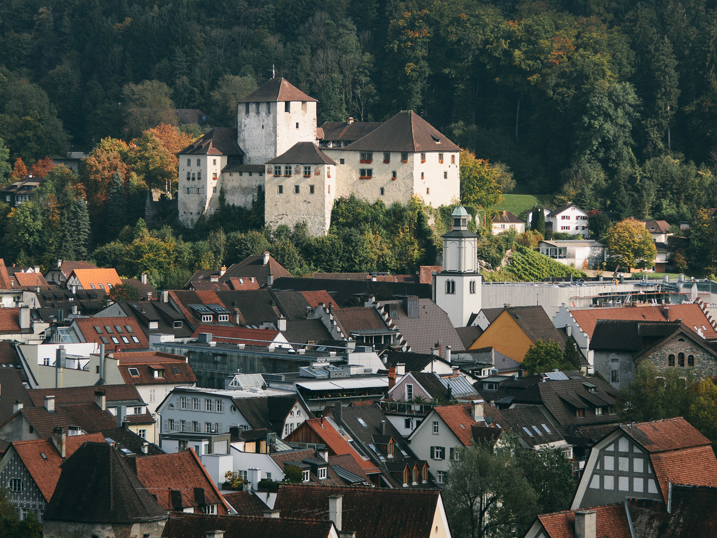 Schattenburg mit Blick über die Stadt Feldkirch