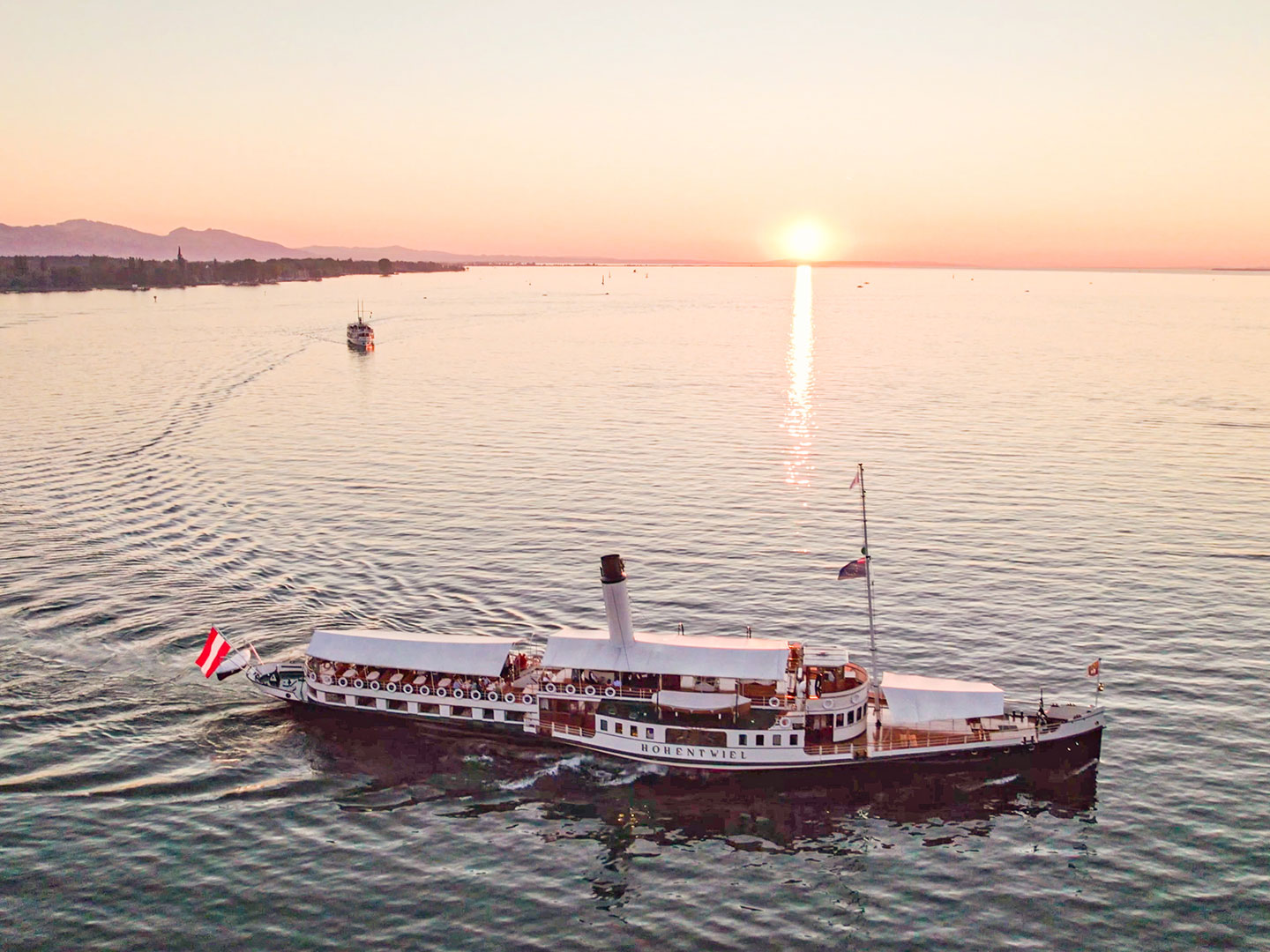 Dampfschiff Hohentwiel bei einer Ausfahrt im Sonnenuntergang