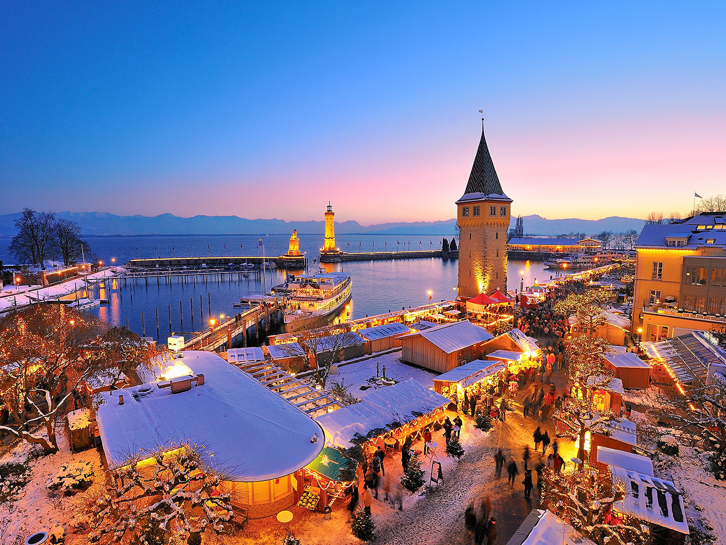 Lindauer Hafen im Winter zur goldenen Stunde