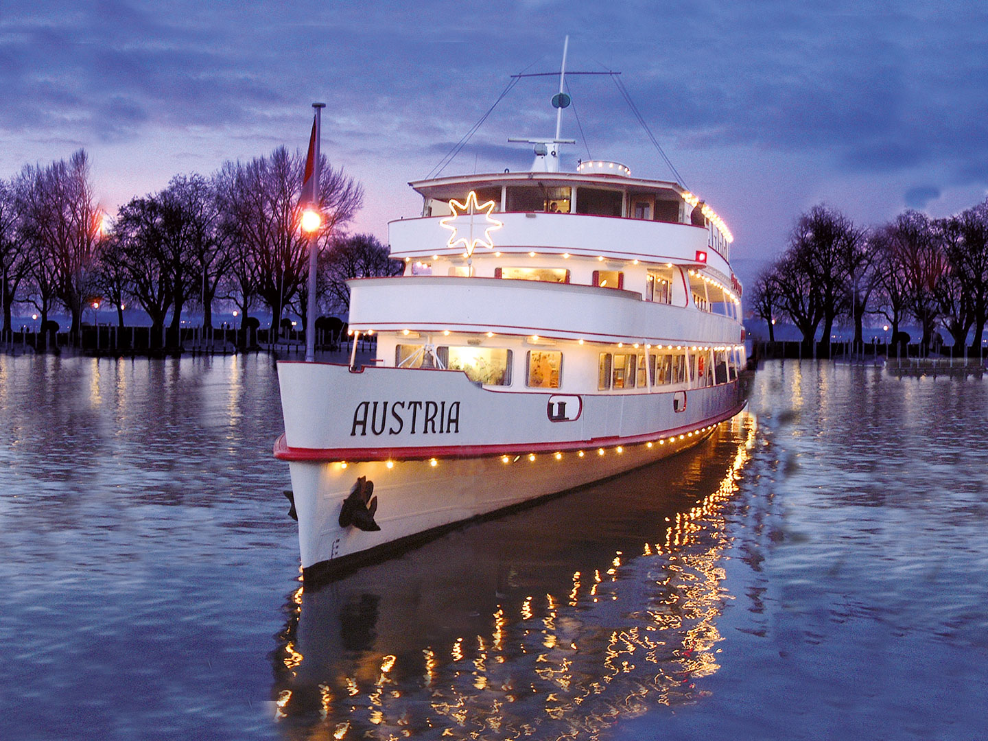 MS Austria als Weihnachtsschiff auf dem Bodensee