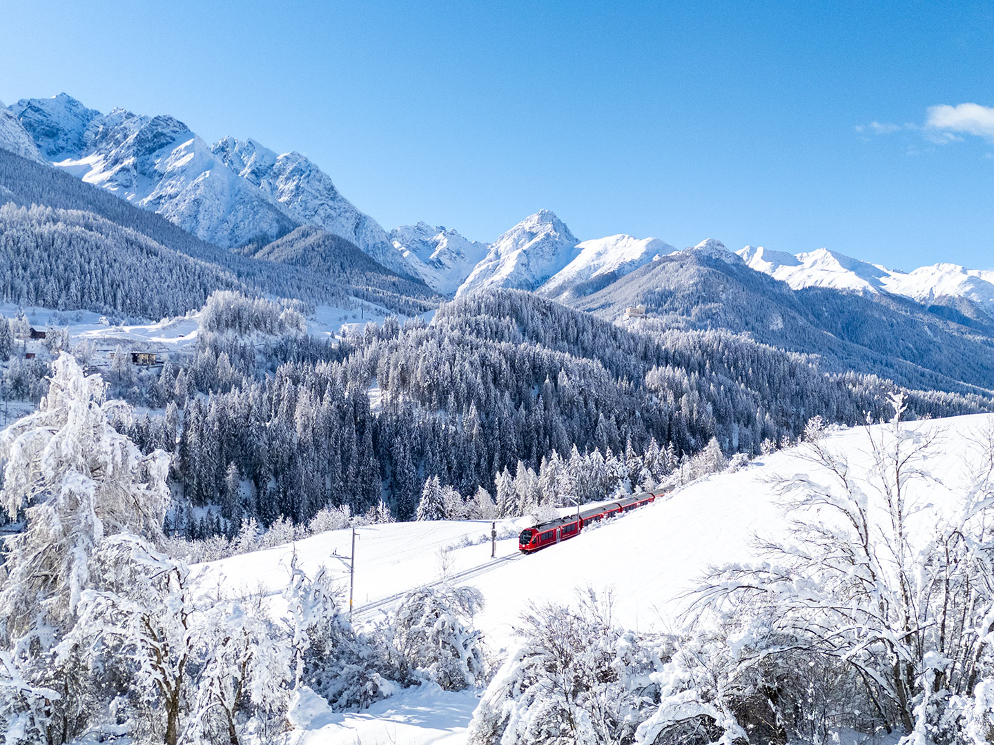 Regionalzug im winterlichen Engadin